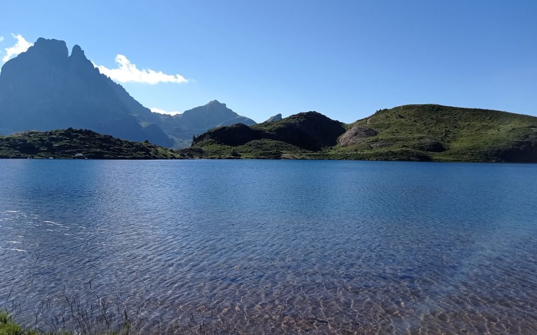 Coucou, une vue sur le pic du midi d’Ossau, site très touristique, me voilà dans les Hautes-Pyrénées, ou j’ai passé le col de Hourquette d’Arres à 2665m, je me dirige vers le lac d’Estaing, bises… Thierry