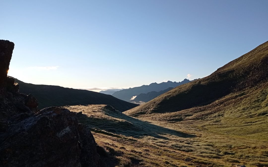 Très tôt, avant que la brume ne tombe…l’instant présent est précieux, ouvrons notre cœur à chaque respiration…bises Thierry col d’ilhéou 2245m