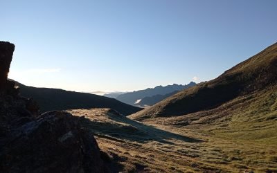 Très tôt, avant que la brume ne tombe…l’instant présent est précieux, ouvrons notre cœur à chaque respiration…bises Thierry col d’ilhéou 2245m