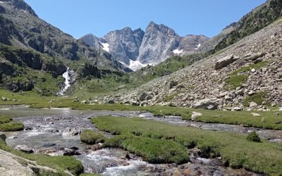 Bonjour à tous, vue sur le plus haut sommet des Pyrénées françaises, le Vignemale 3298m, je n’ai pus résister à grimper sur son voisin le Petit Vignemale 3034m, la vue panoramique fut merveilleuse, un vrai cadeau. Les voies abruptes des montagnes sont comme la Vie, une fois dépassées malgré les difficultés, quelle réjouissance…