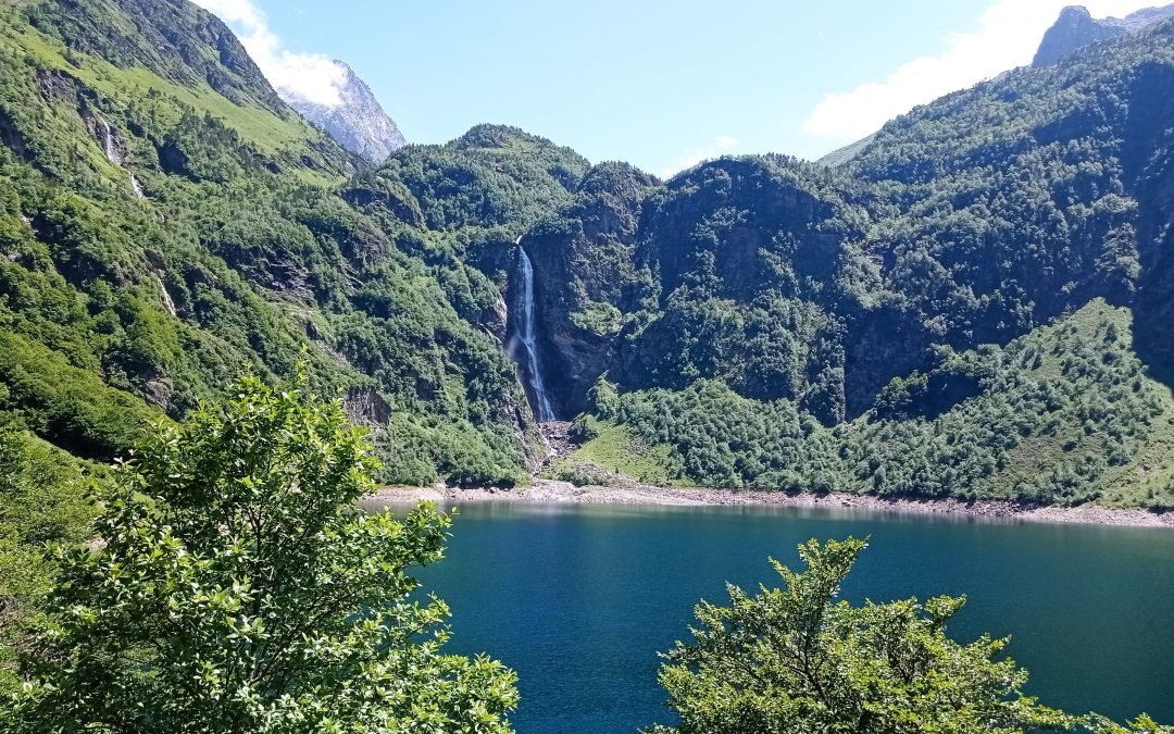 Bonjour à tous, me voici à Luchon, déjà la moitié du périple, l’Ariège “terre courage” me tend les bras. Les longues marches font surgir des choses profondes, c’est le but de toutes randonnées”intérieures” et cela demande de la persévérance et du courage… Même dans les moments difficiles, la Vie est Belle, bises Thierry (photo du lac d’oô)