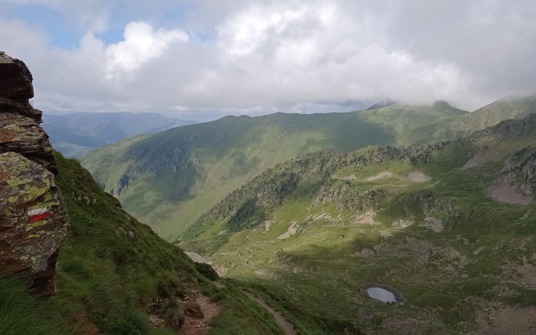 Bonjour à tous, toujours dans l’Ariège à suivre le balisage blanc et rouge créé par Jean Loiseau en 1946. Il s’inspira de la marque rouge utilisée sur les troncs d’arbre par les forestiers et juxtaposa une marque identique blanche permettant un effet de contraste une meilleure visibilité à la tombée de la nuit. Dans  certaines traditions le rouge symbolise la terre et le blanc est l’association de toutes les couleurs, le nectar de la Vie. De la terre stable en son cœur jaillira la source de Vie, l’Amour….