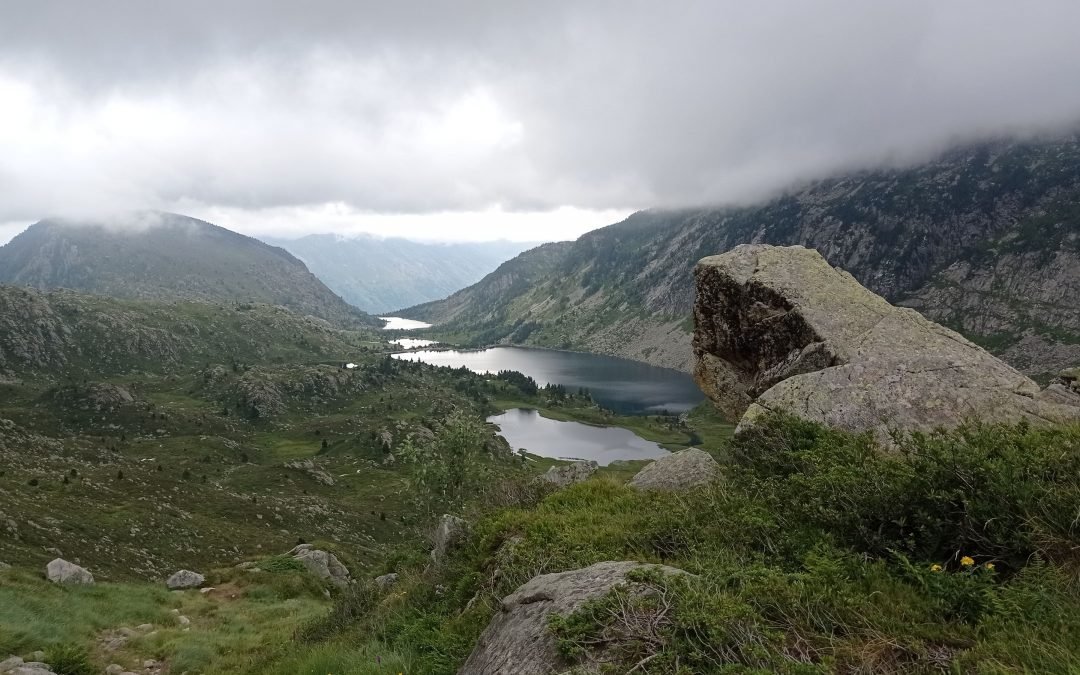Bonjour à tous, j’ai quitté Aulus les bains encore 10h de marche en direction de Mounicou, en passant par les étangs de Bassiès, le temps n’est pas au top mais le cœur y est, plus de 630km et bientôt l’Ariège sera derrière pour laisser place aux Pyrénées orientales…bises Thierry ( photo les étangs de Bassiès)