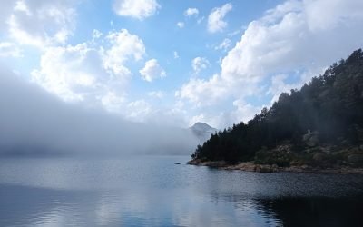 Bonjour à tous, le lac des Bouillouses est un lac artificiel construit entre 1903 et1910 qui transforma une zone marécageuse en  un majestueux lac. Il fut créé pour l’alimentation électrique du train jaune qui relie les gares de Villefranche à Latour de Carol. Bises Thierry