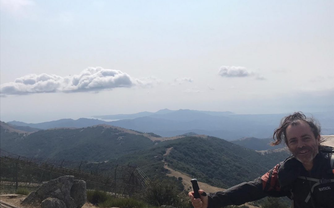 Bonjour à tous, le Puig Neulós est le point culminant des Albères 1256m et marque la frontière entre la France et l’Espagne. Entre la tour de pierre édifié par le berger Manel et une très grosse antenne relais cette superbe vue à 360 degrés nous permet de distinguer la vallée du Roussillon, la Méditerranée, la chaîne des Pyrénées, la baie de Rosas… Concert d’été Souvenir de Manel : Comme la tour, la source lui paraissait aussi vivante que les bêtes de son troupeau. Il la savait immortelle et lui confiait un coeur durable. L’eau glisse toujours comme si elle tombait d’une étoile 🌟. Celui qui s’y penche y retrouve le visage du vieux berger… Josep Sebastià Pons