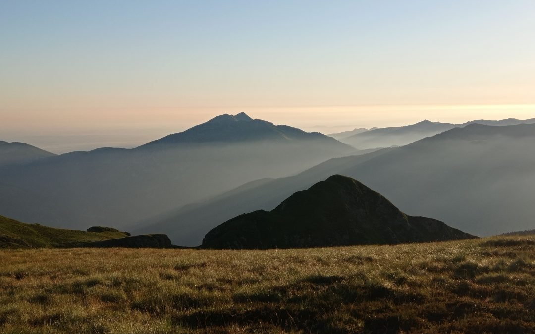 Tout à coup le SILENCE surgit comme par enchantement, un miracle de la nature. Une pause instantanée, un instant où tout s’arrête, même si tu marches tu es obligé de stopper. Une sensation d’infini où le bruit n’existe plus et laisse place à la vibration de la vie. Même la respiration paraît lointaine et n’a plus d’importance. C’est une pause apaisante du mental toujours tournoyant, une sensation que le siège des pensées conscientes et inconscientes est au repos et même si c’est éphémère tu touches ton être en profondeur et une vibration d’amour illumine ton intérieur et irradie à l’extérieur… Le Silence de l’Amour…( à suivre)