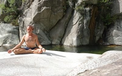 Bonjour à tous, le Minéral : bercé par le bruit du torrent, je me laisse aller les yeux fermés et vivant cet instant magique entre les falaises, les rochers, les pierres, les cailloux, je me connecte au minéral. Ancré depuis la nuit des temps il semble figé mais évolue à son rythme. Pour lui la vie des hommes est une feuille qui en s’envolant effleure sa surface. Cette matière qui nous semble solide n’est que notre vision humaine. Vivez l’expérience asseyez vous sur un rocher, connectez vous à la terre, au minéral et captez cette essence, ce vide ou ce plein entre les atomes…peut être, nous ne sommes pas si différents ?😉, l’Essence de Vie est partout ! Bises Thierry ( merci les gorges de Nyer la sauvage)