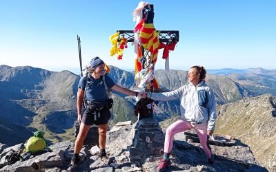 Le Canigou (1) : bonjour à tous, le 18 août nous étions au sommet du Canigou qui culmine à 2784m, vue splendide ! Une légende raconte la première ascension du Canigou par Pierre ll, monarque de Catalogne qui accompagné par 2 valeureux chevaliers se lança à la conquête du Mons Canigosus. Ils laissèrent leurs chevaux dans un village et commencèrent à gravir la montagne. Ils avaient fait beaucoup de chemin quand de formidables coup de tonnerre résonnèrent dans le ciel. L’orage éclata, éclairs, grêles, vent firent rages. Saisis de frayeur et de fatigue les 3 hommes tombèrent à terre (à suivre)…